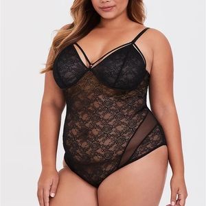 TORRID BLACK LACE & MESH STRAPPY BODYSUIT 2X